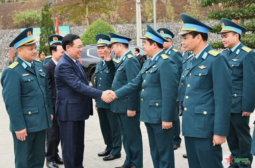 Chủ tịch Quốc hội Vương Đình Huệ thăm, chúc Tết tại Trung đoàn Không quân 921